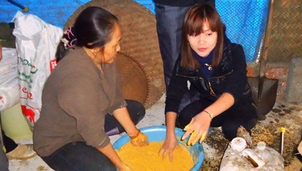 Nữ thạc sỹ mê xử lý ô nhiễm môi trường - 1
Thạc sĩ Hoàng Thị Lan Anh (phải) cùng bà con nông dân trộn thuốc tăng sức đề kháng cho vật nuôi.