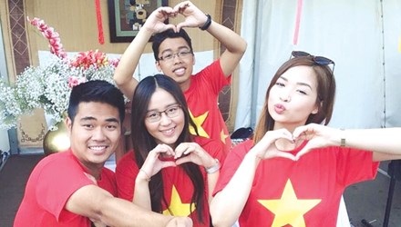 Những thủ lĩnh kết nối cộng đồng du học sinh - 1
Nguyễn Mai Sơn (hàng đầu, bên trái) mong muốn T.Ư Đoàn có nhiều kênh thông tin để tuyên truyền các hoạt động Đoàn, Hội cho các du học sinh.