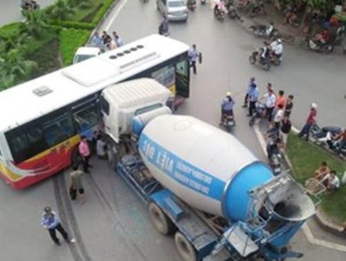 Xe trộn bê tông rúc đầu vào xe buýt, nhiều người thoát chết - 1 Hiện trường vụ TNGT dưới chân cầu Vĩnh Tuy (Ảnh OF)