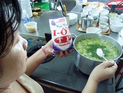 Ăn quá mặn thì ung thư, ăn quá nhạt thì co giật - 1 Ăn quá nhiều hay quá ít muối đều gây hại cho sức khỏe.