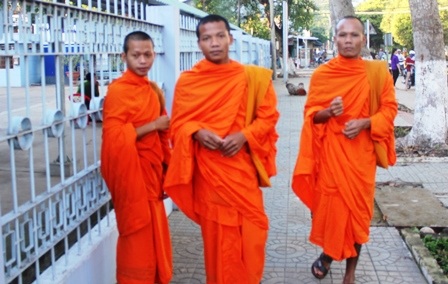 
Các nhà sư khoác áo vàng đến dự thi kỳ thi tốt nghiệp THPT quốc gia 2016 (ảnh Minh Giang)
