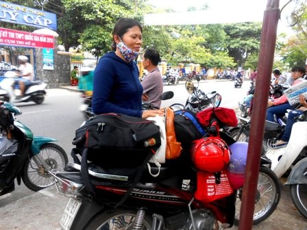 
Bà Thuận chuẩn bị chờ con để về quê

