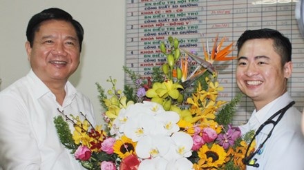 Bí thư Thăng động viên bác sĩ bỏ xứ giàu về nước phục vụ - 1 Bí Thư Thăng thăm hỏi động viên bác sĩ Trần Hoàng Minh.