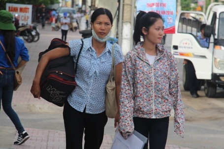 Nhiều thì sinh được người nhà dẫn tới tận các điểm thi để làm thủ tục thi trong sáng nay