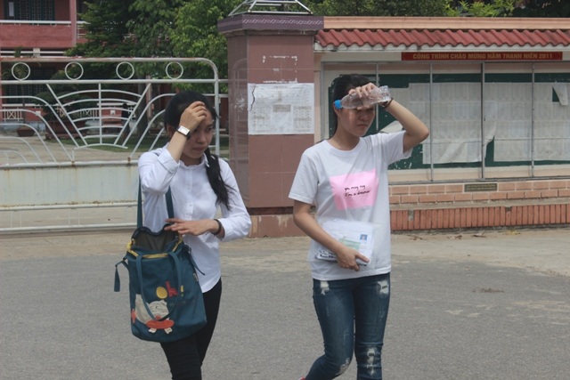 Các thí sinh rời khỏi phòng thi sớm.