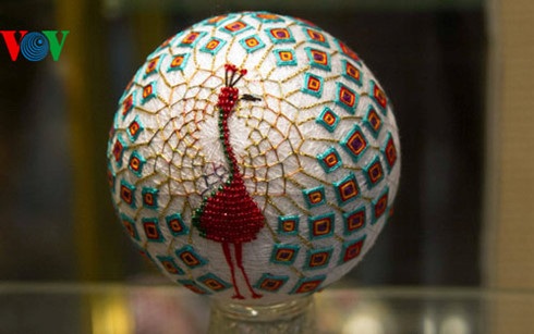 Bóng Temari thêu con công.