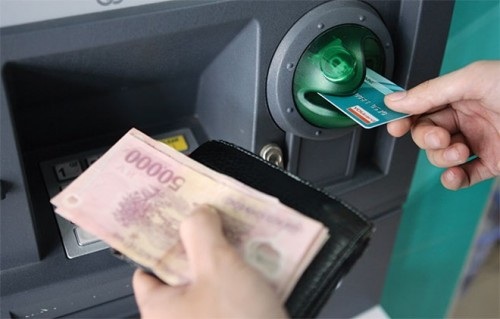 Nâng hạn mức rút tiền ATM: Dân được lợi, ngân hàng giảm nguồn thu phí - 1 Nâng hạn mức rút tiền ATM: Dân được lợi, ngân hàng giảm nguồn thu phí - 1