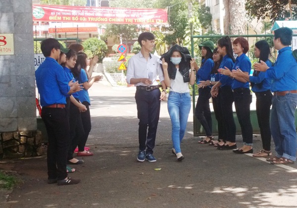 Nhiều thí sinh tại Gia Lai vui mừng vì trúng tủ đề Văn. (Ảnh: Thiên Thư)