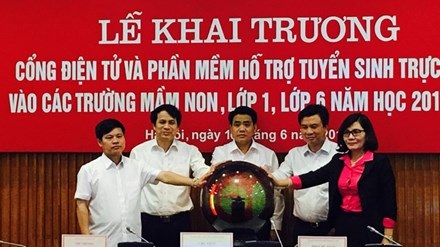 Phụ huynh chưa mặn mà với tuyển sinh qua mạng - 1 Đăng ký tuyển sinh trực tuyến là giải pháp giúp người dân tiết kiệm thời gian, công sức.