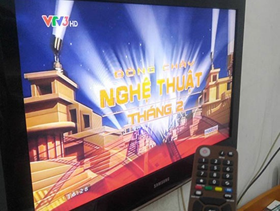 Chủ tịch MobiFone: “MobiFone sẽ thay thế thương hiệu AVG” - 1
Trước Tết Bính Thân, MobiFone đã bắt đầu để logo của MobiFone trên logo của AVG trên các kênh truyền hình của AVG