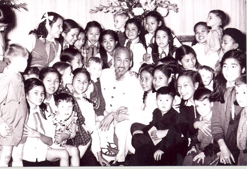 NSƯT Hồng Liên rưng rưng kể về lần được gặp Bác Hồ khi mới 6 tuổi - 1
Chủ tịch Hồ Chí Minh chụp ảnh chung với các cháu thiếu nhi Việt Nam và quốc tế nhân dịp năm mới (12/1955) - Theo bqllang.gov.vn