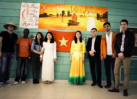 10 học bổng cho sinh viên Việt Nam tại đại học hàng đầu của Azerbaijan - 2
Hai nữ sinh Việt Nam trong trang phục áo dài chụp ảnh cùng các bạn học tại Đại học ADA.