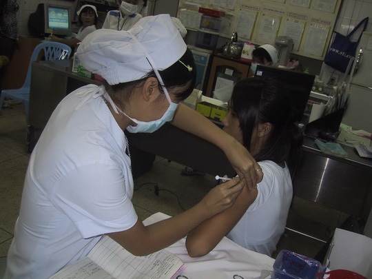 Bị chó cắn, cần chích ngừa ngay! - 1 Tiêm vắc-xin phòng bệnh dại tại Bệnh viện Bệnh nhiệt đới TP HCM