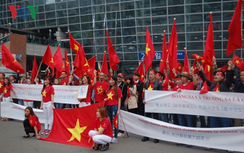 Người Việt ở Hàn Quốc biểu tình rầm rộ phản đối Trung Quốc ở Biển Đông - 1