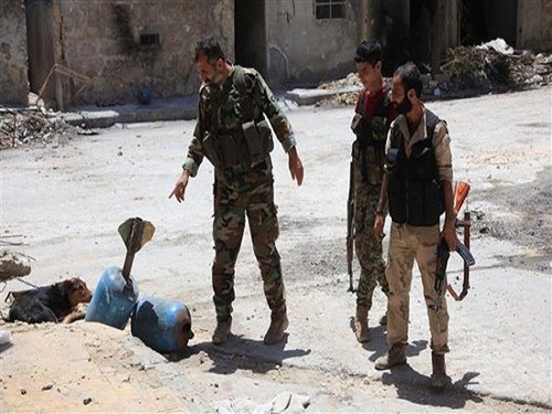 Quân đội Syria giành lại được thị trấn chiến lược gần Damascus từ tay IS - 1 Binh sĩ quân đội Syria kiểm tra những quả rocket tự chế chưa nổ sau khi giành lại được quyền kiểm soát khu vực Khalidiya ở Aleppo hôm 2-6-2016