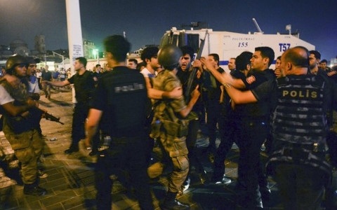 Để xảy ra đảo chính, Tổng thống Erdogan phải tự trách mình - 1 Người dân Thổ Nhĩ Kỳ giao nộp một số binh sĩ tham gia đảo chính cho cảnh sát. Ảnh AP