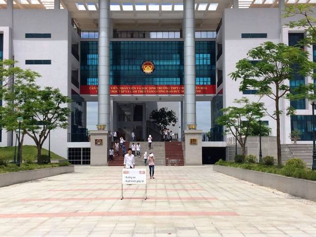 Kết thúc hơn 2/3 thời gian làm bài thi môn Ngữ Văn, nhiều thí sinh ở Hà Nam đã ra về sớm (Ảnh: Việt Linh)