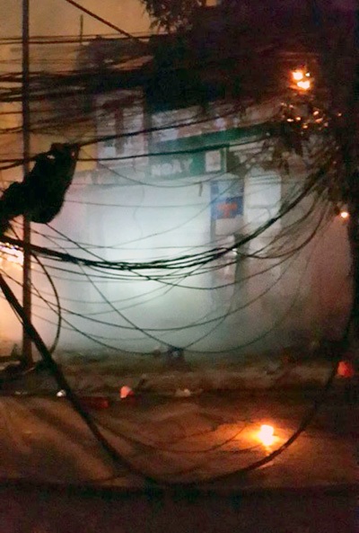 Nhà mạng "chung tay" cùng Hà Nội hạ ngầm cáp viễn thông - 1
Hà Nội đã xảy ra những vụ cháy nổ do cáp viễn thông, cáp điện quy hoạch không đồng bộ. Ảnh: Tiến Nguyên