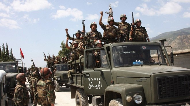 Quân đội Syria tiến vào giải phóng thủ đô trên thực tế của IS - 1 Binh sỹ quân chính phủ Syria. (Nguồn: AP)