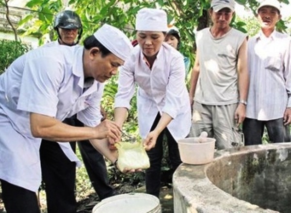 Cảnh báo dịch bệnh đầu mùa mưa: Trẻ mắc hô hấp, già đau khắp người - 1 Cán bộ y tế hướng dẫn người dân làm sạch môi trường sống để bảo vệ sức khỏe trong mùa mưa. Ảnh: P.V