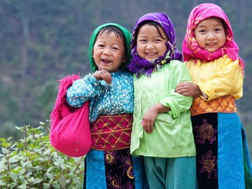 Tranh luận về những bức ảnh "song sinh" - 1 Bức ảnh “Ba em bé trên cao nguyên Đồng Văn” của Trần Cao Bảo Long
