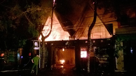 Quán bar bốc cháy dữ dội, dân chơi vội vã tháo chạy - 3
Quán bar Boom bùng cháy dữ dội khiến hàng chục khách hốt hoảng bỏ chạy. (Ảnh: Tuấn Hợp)