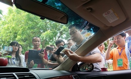 Bắt đầu dán thẻ thu phí không dừng cho ô tô - 1 Chuyển giao công đoạn dán thẻ cho các trung tâm đăng kiểm.