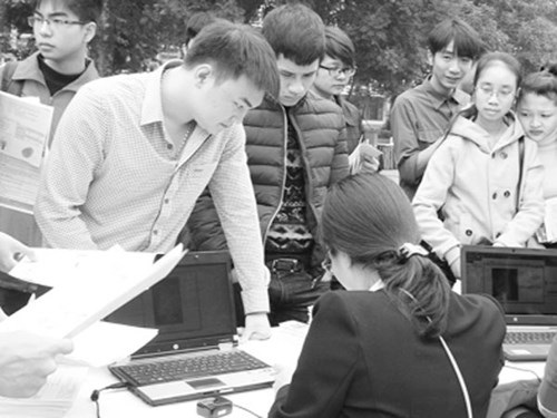 Lao động thời vụ giáp Tết: Tha hồ chọn việc, kiếm tiền - 1 Sinh viên có nhiều lựa chọn công việc làm thêm dịp Tết Nguyên đán 2016