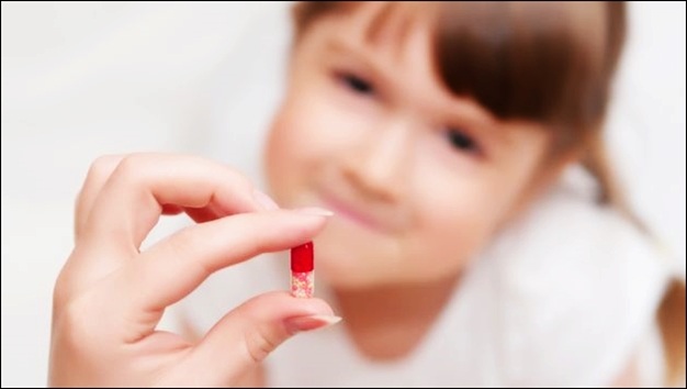 Con ốm yếu hơn vì bố mẹ dùng kháng sinh sai cách - 1 Các chuyên gia khuyến cáo, không được tự ý cho trẻ sử dụng kháng sinh để tránh gây hại cho sức khỏe của trẻ. Ảnh minh họa