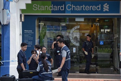 Cướp Ngân hàng Standard Chartered chấn động Singapore - 1 Cảnh sát phong tỏa hiện trường vụ cướp ngân hàng. Ảnh: STRAITS TIMES