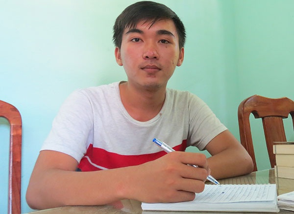 Ước mơ trở thành bác sĩ của cậu học trò mồ côi - 1 Em Lê Nhật Tiến nỗ lực học giỏi để trở thành bác sĩ chữa bệnh cứu người.