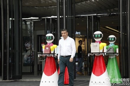 Đại gia đi mua sắm, cả dàn robot theo... xách đồ - 1 Đại gia đi mua sắm, cả dàn robot theo... xách đồ - 1