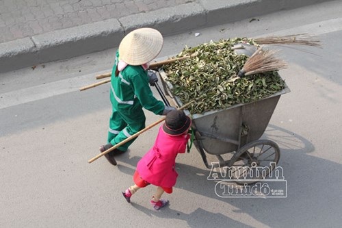 Xúc động hình ảnh em bé đi quét rác cùng mẹ trong ngày Tết - 1 Xúc động hình ảnh em bé đi quét rác cùng mẹ trong ngày Tết - 1