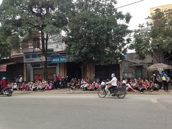 Hải Phòng: Hơn 2.000 công nhân ngừng việc đòi quyền lợi - 1
CN tập trung tại hai bên đường Hoàng Quốc Việt, ngay cổng Cty TNHH KaiYang