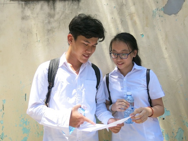 Các thí sinh cùng trao đổi về bài làm môn Toán sau buổi thi. (Ảnh: Khánh Hiền)