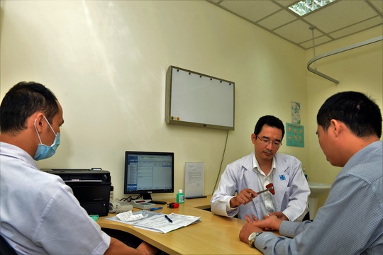 Đổ bệnh vì… smartphone! - 1 Khám bệnh đau cổ tay liên quan đến smartphone tại BV Đại học Y Dược TP HCM