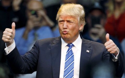 Một năm tranh cử của Trump: Từ vô danh trở thành đối thủ đáng gờm - 1 Hình ảnh giơ hai ngón tay cái đã trở nên rất quen thuộc đối với cử tri Mỹ của tỷ phú Donald Trump. Ảnh AP