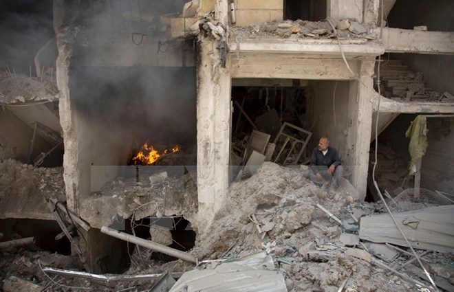 IS giết hại 40 binh sỹ, đẩy quân đội Syria ra khỏi tỉnh Raqqa - 1 Cảnh đổ nát do xung đột tại Aleppo, Syria ngày 8/6. (Nguồn: AFP/TTXVN)