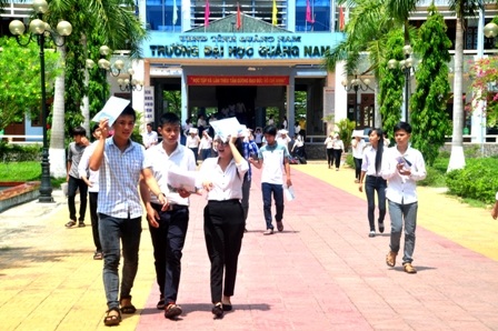 Đề Toán không dễ giật điểm 10, thí sinh bùi ngùi ra sớm - 24 Thí sinh tại điểm thi ĐH Quảng Nam ra về sau khi làm xong môn Toán (Ảnh: C.B)