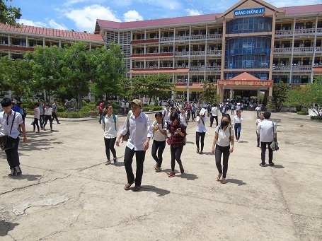 Đề Toán không dễ giật điểm 10, thí sinh bùi ngùi ra sớm - 29
Các thí sinh tại điểm thi Đại học Quảng Bình hoàn thành bài thi môn Toán. (Ảnh: Đặng Tài)