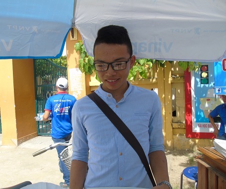 Thí sinh Nguyễn Thế Lâm tươi cười sau khi hoàn thành tốt bài thi môn Ngữ văn