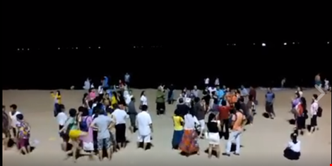 Nhà hàng chỉ tiếp khách Trung Quốc: Có gì lạ đâu? - 1 Du khách Trung Quốc múa hát trên bãi biển Nha Trang. Ảnh: TƯ LIỆU
