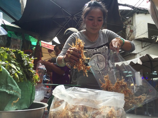 
Năm nay món Vũ nữ chân dài (hay còn gọi khô nhái) đang được nhiều người mua làm quà Tết.
