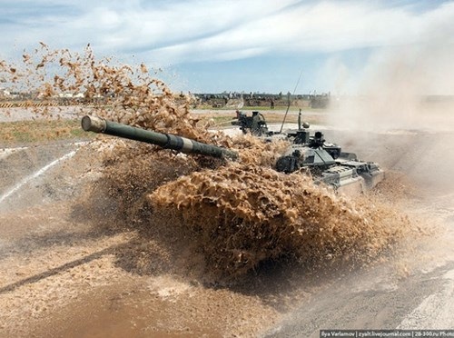 Video xe tăng T-90 của Nga lội hố nước sâu 5m - 1 Xe tăng T-90 lội xuống hố nước sâu 5m