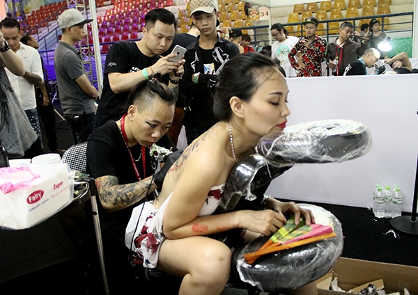 
Giới trẻ đổ về Đại hội xăm hình quốc tế tại Hà Nội để được tận mắt xem các nghệ sĩ điêu khắc trên da người. (Ảnh: Mai Châm)
