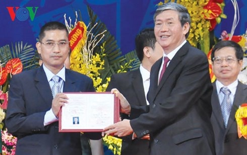 Gia tài của giáo sư trẻ nhất Việt Nam - 1 Ông Đinh Thế Huynh, Ủy viên Bộ Chính trị, Trưởng ban Tuyên giáo Trung ương trao giấy chứng nhận đạt tiêu chuẩn chức danh giáo sư cho ông Nguyễn Văn Hiếu.