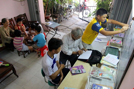 Vợ chồng giáo viên hơn 20 năm dạy miễn phí cho học sinh nghèo - 1 Lớp học tại nhà cô Thiền mở từ thứ Hai đến thứ Sáu.