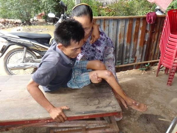Nghị lực phi thường của người thợ cơ khí liệt nửa người, mất 96% sức khỏe - 2 Hàng ngày, mẹ vẫn giúp anh vệ sinh, bế lên chiếc giường đa năng để anh làm việc