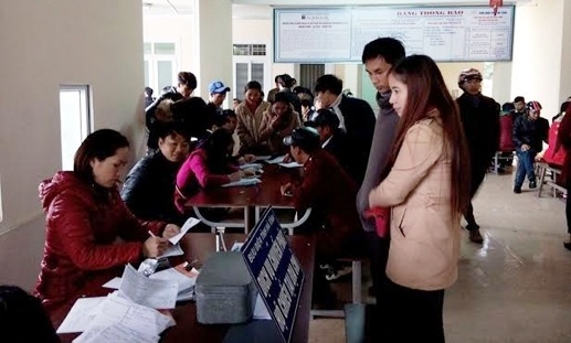 Hàng nghìn người sang Lào, Thái Lan làm việc - 1 Phòng Xuất nhập cảnh Công an tỉnh Hà Tĩnh phải làm việc cả đêm.