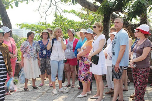 “Nóng” chuyện đào tạo nhân lực ngành du lịch - 1 Hướng dẫn viên du lịch trong nước thiếu về số lượng, yếu về chất lượng là cơ hội để người nước ngoài hành nghề chui.